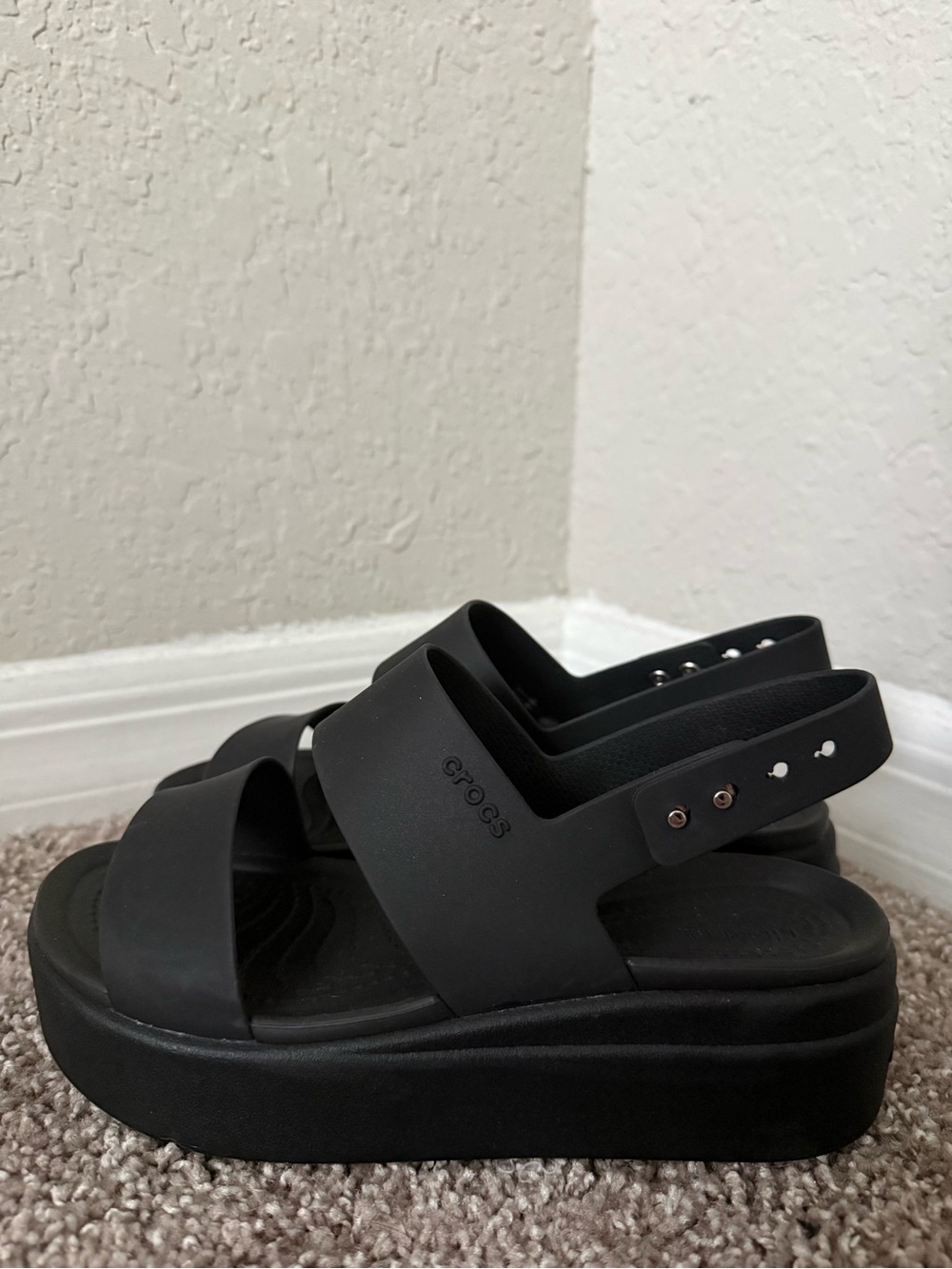 Crocs Black Brooklyn Low Wedge Sandal Womens Size 6 Comfort Adjustable Travel